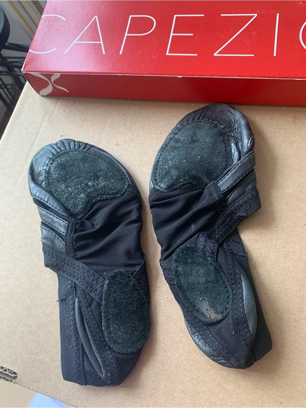 Capezio Freeform FF01 Black Elastic Strap Ballet Flats, size 8.5 M